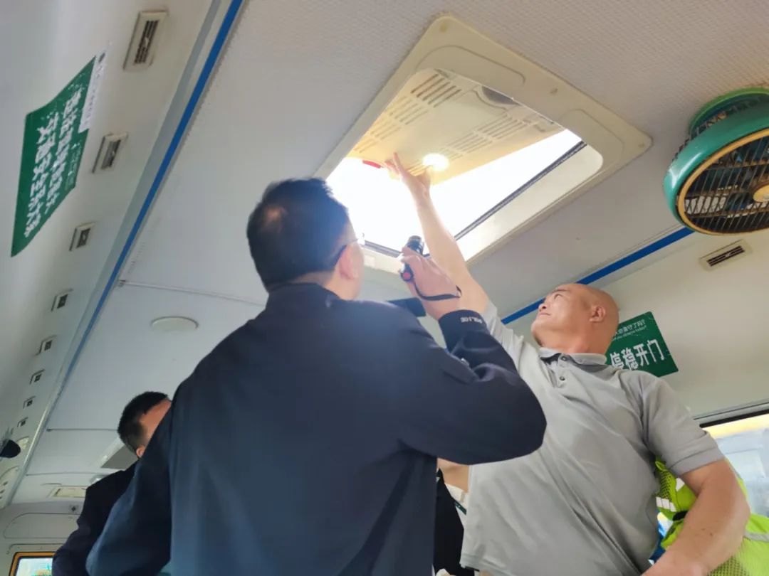 筑牢安全防線——古鎮新徽學校迎接校車運行安全大檢查 圖片