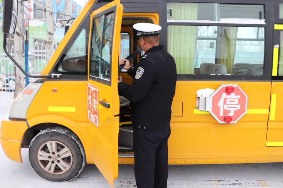 關愛祖國花朵 心系校車安全——裕民縣公安局開展校車安全大檢查 圖片