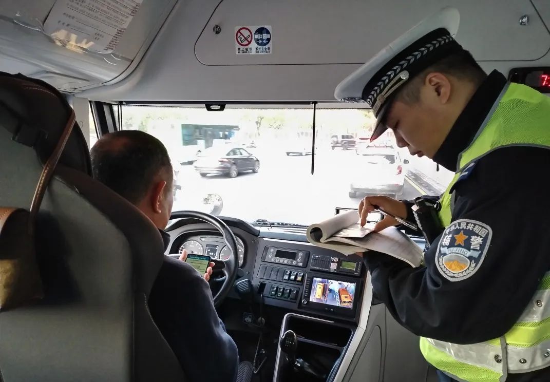 吉首交警開展冬季校車安全檢查