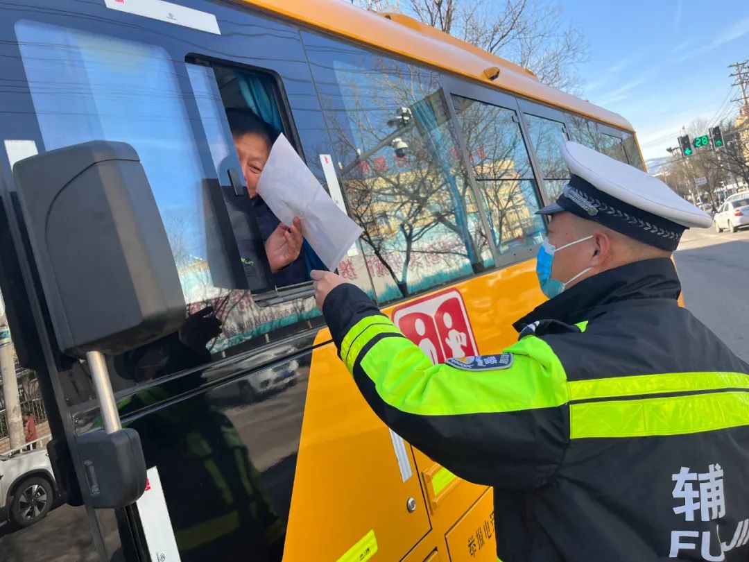 校車安全無(wú)小事！交警三大隊(duì)開展校車駕駛?cè)恕懊鎸?duì)面”安全宣傳