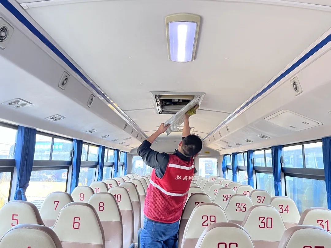 用心呵護 用愛護航 | 為確保新學期校車安全運行,校車大掃除保養很重要 圖片