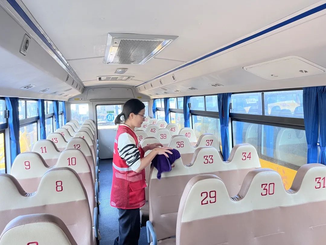 用心呵護 用愛護航 | 為確保新學期校車安全運行,校車大掃除保養很重要 用心呵護 用愛護航 | 為確保新學期校車安全運行,校車大掃除保養很重要