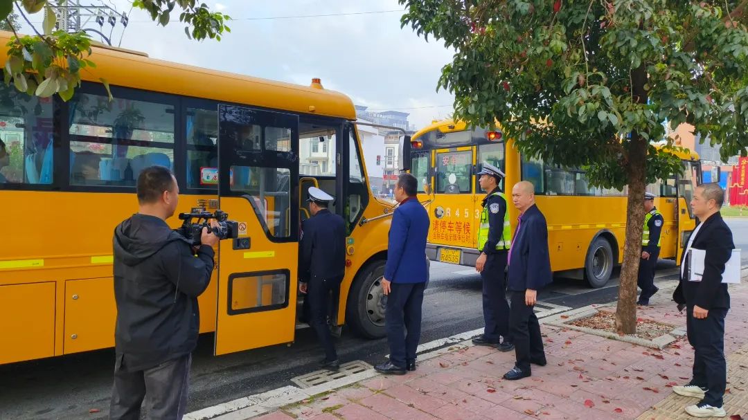 市教育局、公安局聯(lián)合開展校車安全路面設卡檢查和校園安保專項督查 圖片