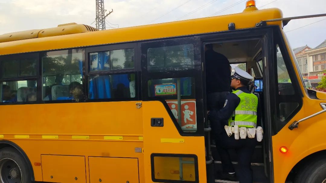 市教育局、公安局聯(lián)合開展校車安全路面設卡檢查和校園安保專項督查 圖片