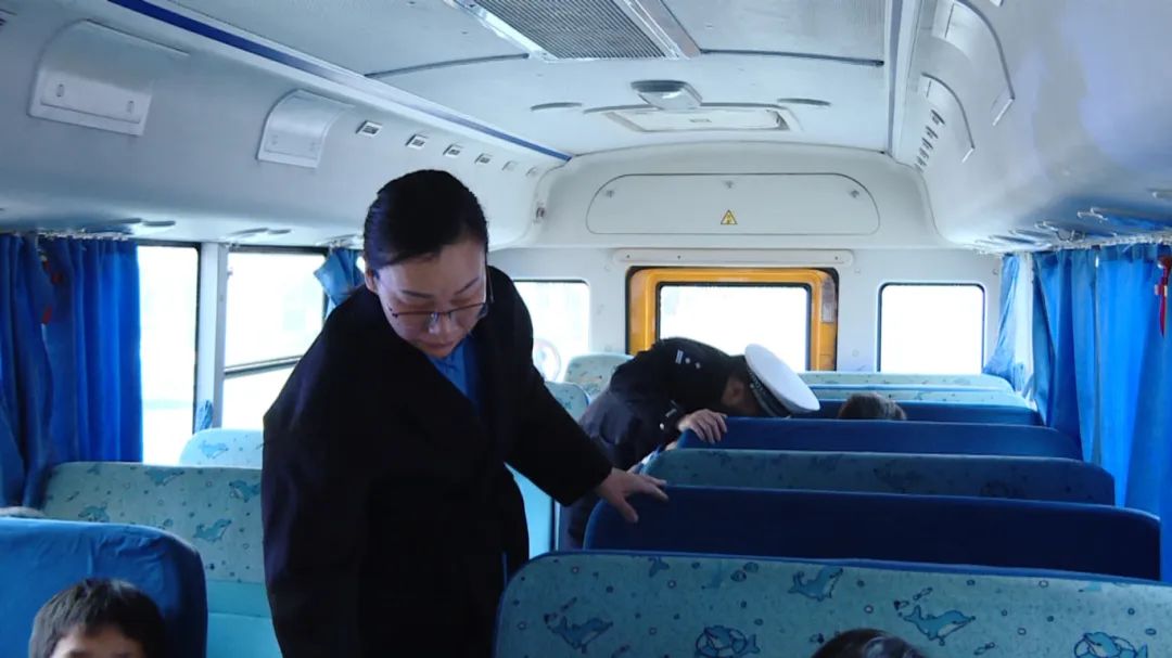 市教育局、公安局聯(lián)合開展校車安全路面設卡檢查和校園安保專項督查 圖片