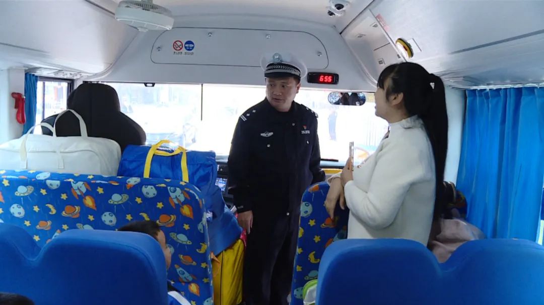 市教育局、公安局聯(lián)合開展校車安全路面設卡檢查和校園安保專項督查 圖片