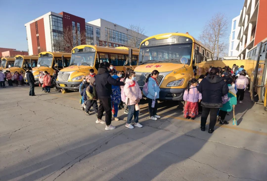 今日開學,溫馨校車安全護航 圖片