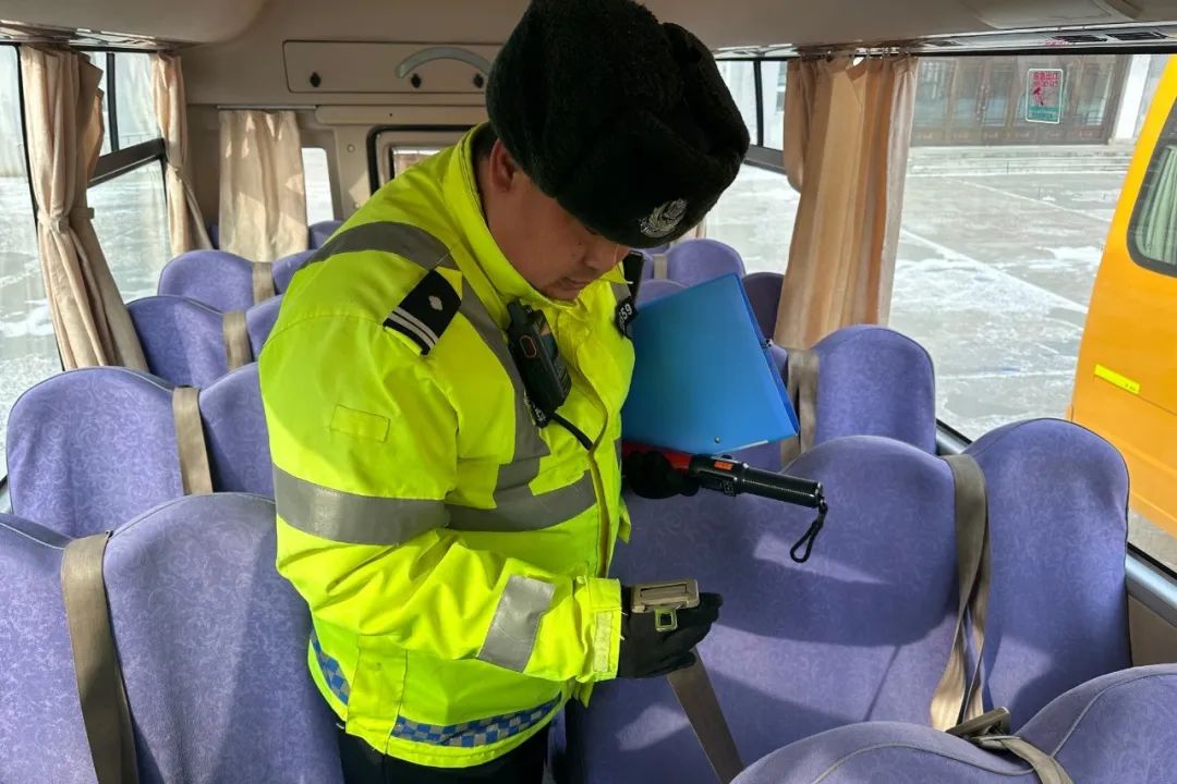 護航開學季 | 嘉蔭公安:強化校車安全“大檢查”,擰緊校車出行“安全閥” 圖片