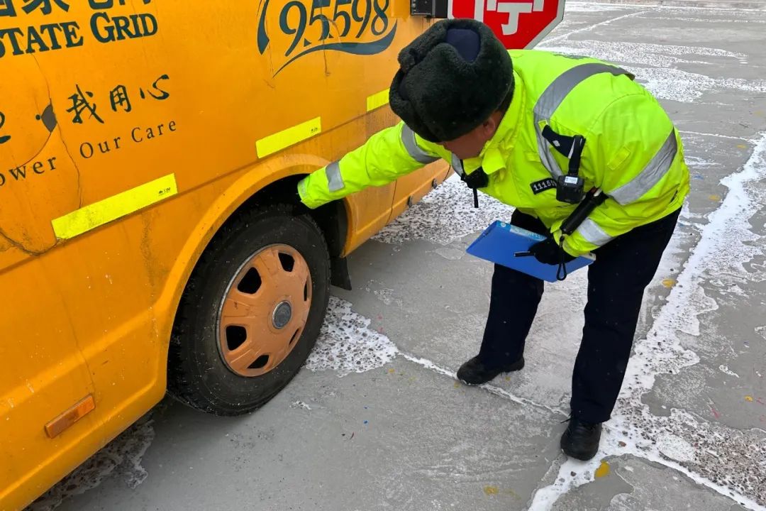 護航開學季 | 嘉蔭公安:強化校車安全“大檢查”,擰緊校車出行“安全閥” 圖片