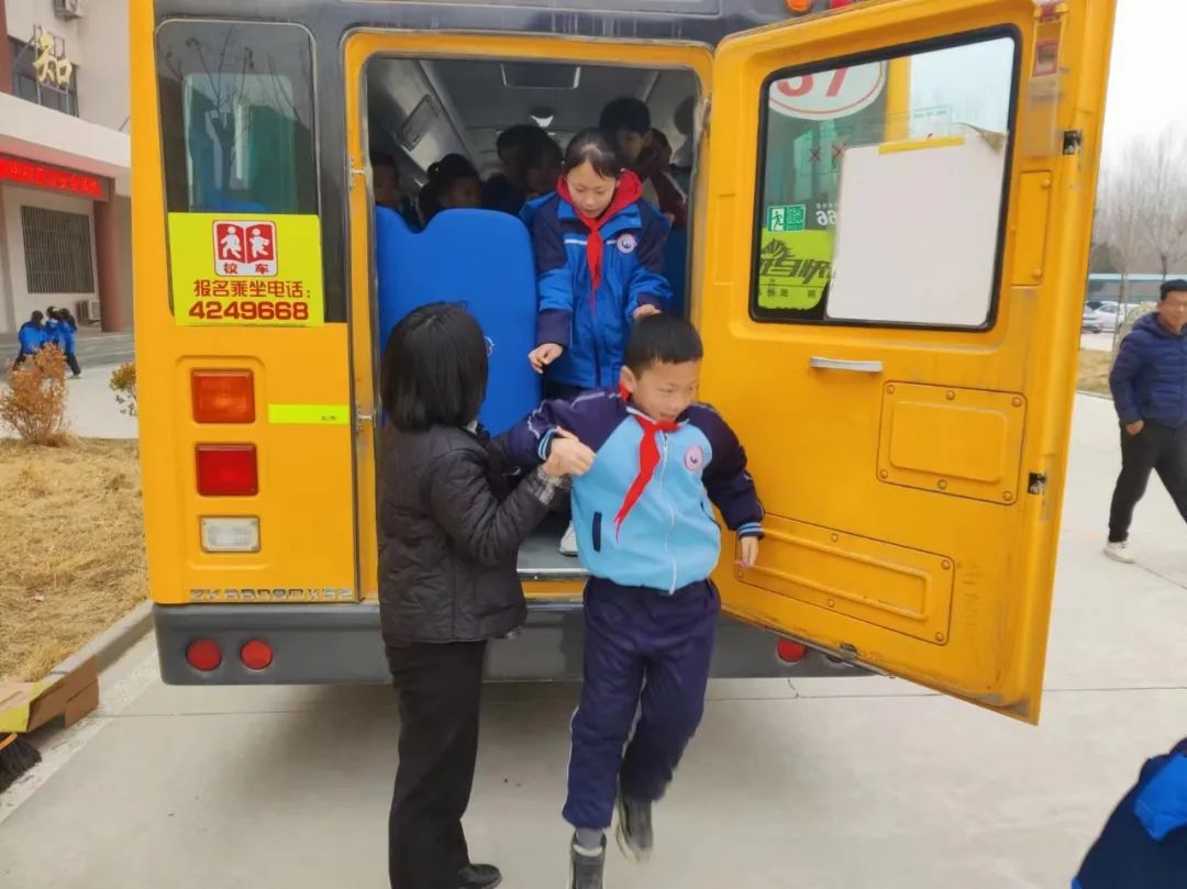 《心系安全,平安乘車》——賈寨鎮中心小學校車隱患排查及安全演練 圖片