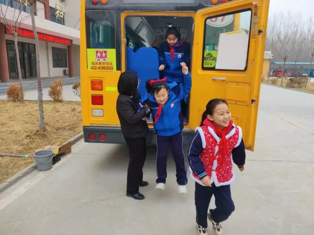 《心系安全,平安乘車》——賈寨鎮中心小學校車隱患排查及安全演練 圖片