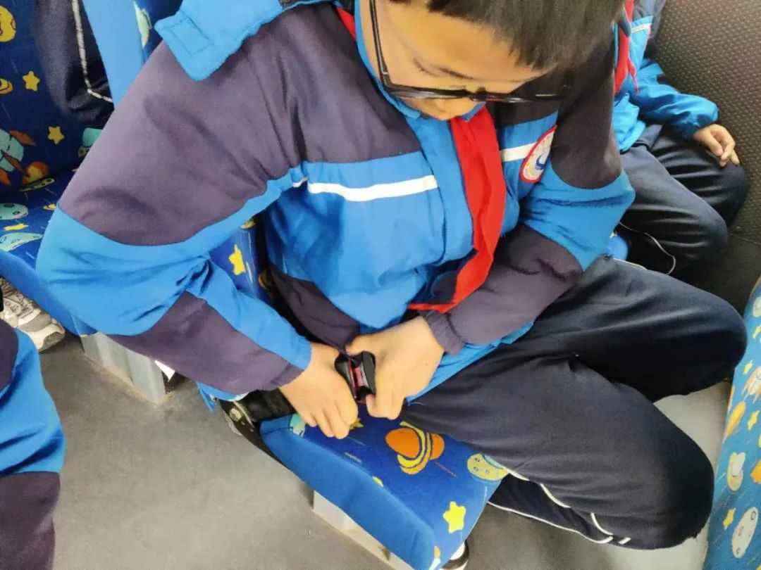 《心系安全,平安乘車》——賈寨鎮中心小學校車隱患排查及安全演練 圖片