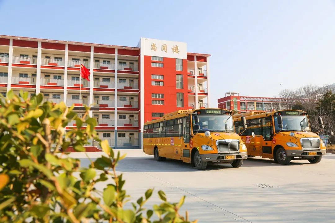 “親情校車行 溫暖求學路” 滕州市木石鎮木石中學校車正式開通