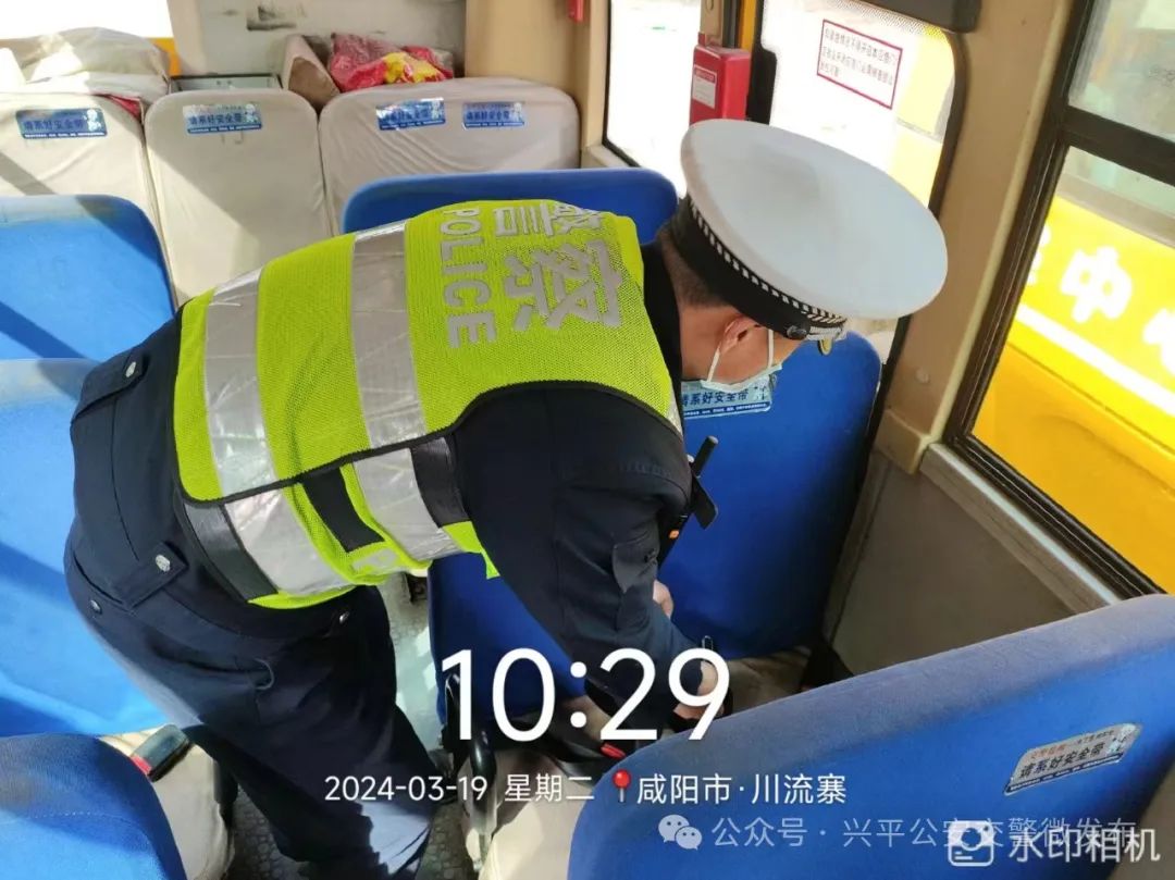 護(hù)航開(kāi)學(xué)季||興平公安交警嚴(yán)把校車“安全關(guān)” 圖片