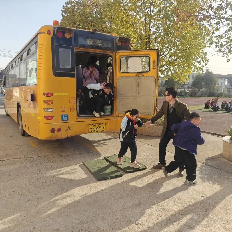 演練不松懈 安全伴童行——青陽實小旌陽分部校車著火逃生演練活動 演練不松懈 安全伴童行——青陽實小旌陽分部校車著火逃生演練活動