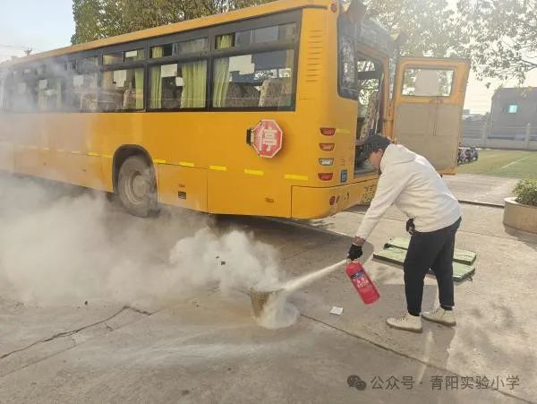 演練不松懈 安全伴童行——青陽實小旌陽分部校車著火逃生演練活動 演練不松懈 安全伴童行——青陽實小旌陽分部校車著火逃生演練活動