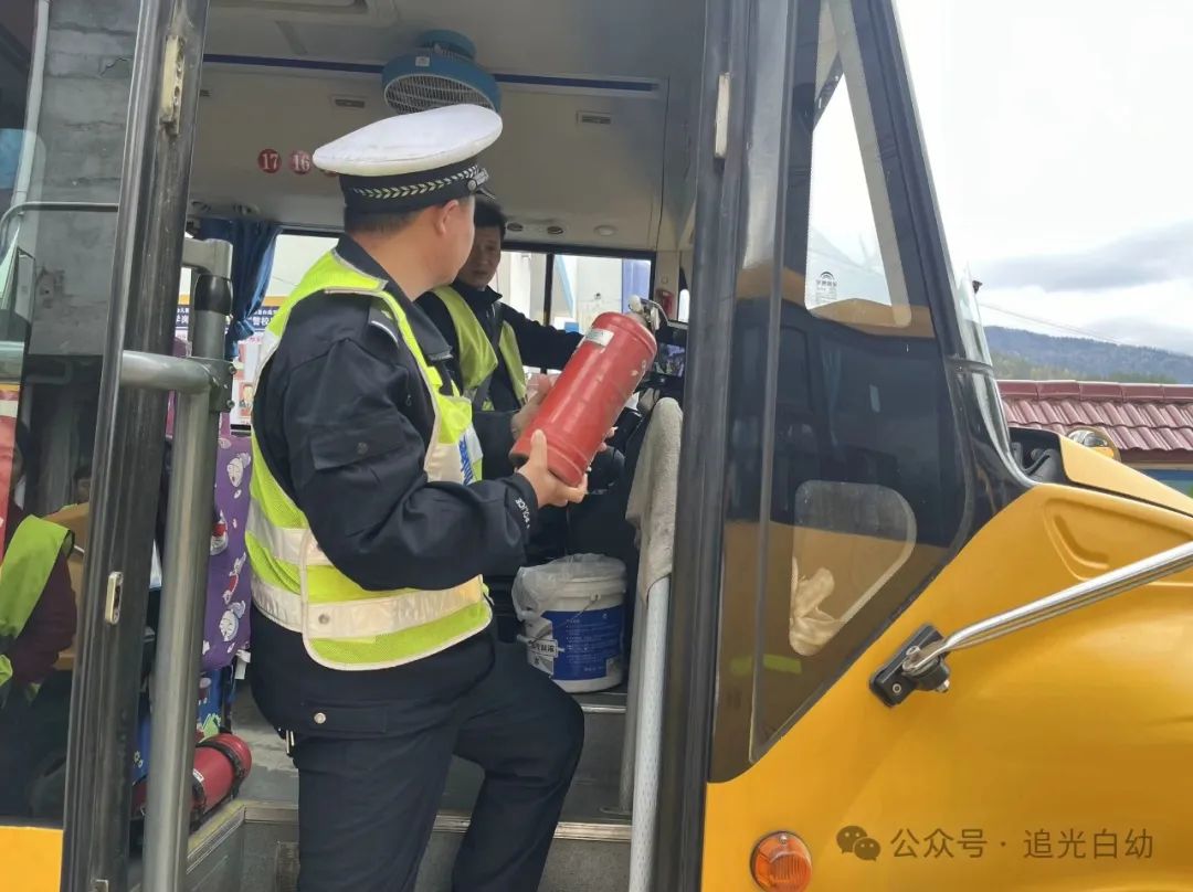 羅田縣城東幼兒園白廟河園區校車安全隱患排查