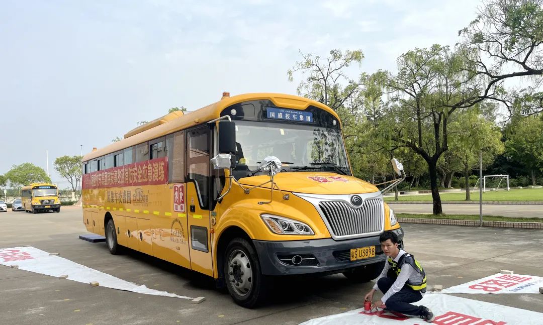加強校車管理 筑牢安全防線——洪梅鎮(zhèn)第二小學開展校車消防應急疏散演練活動 圖片