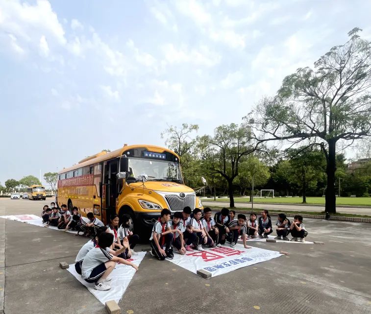 加強校車管理 筑牢安全防線——洪梅鎮(zhèn)第二小學開展校車消防應急疏散演練活動 加強校車管理 筑牢安全防線——洪梅鎮(zhèn)第二小學開展校車消防應急疏散演練活動