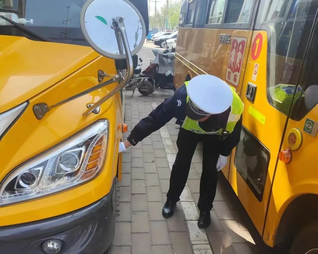 大廠交警開展校車安全大檢查,筑牢學生出行安全防線 圖片