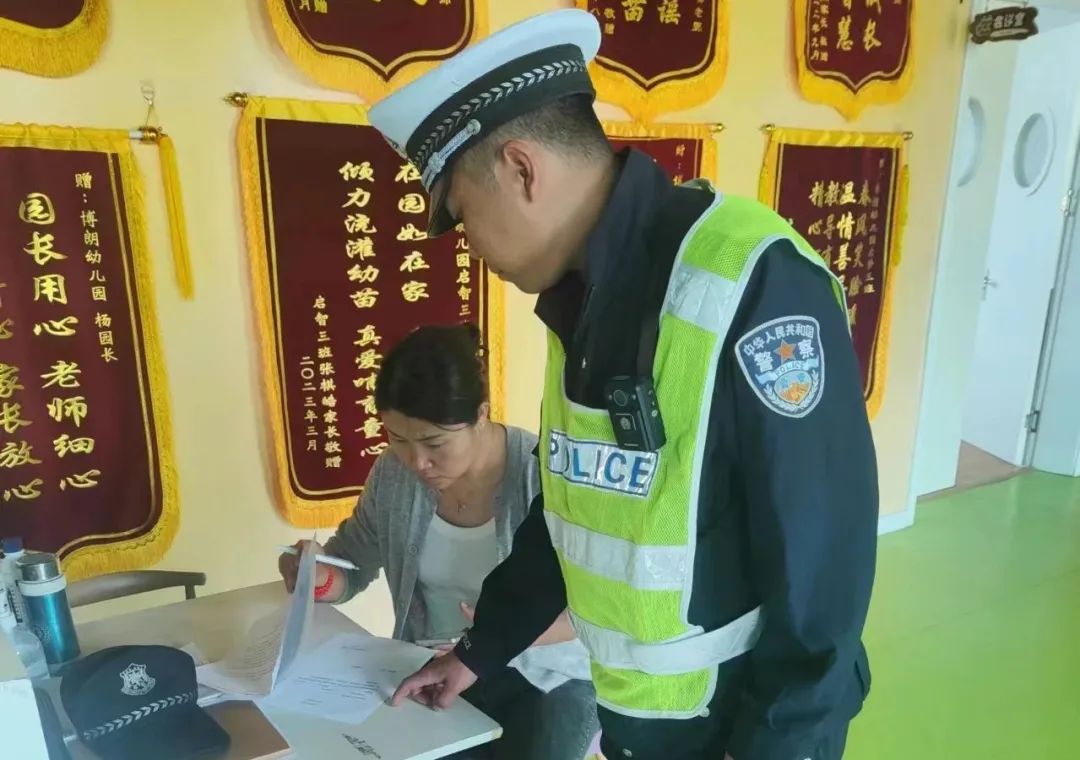 大廠交警開展校車安全大檢查,筑牢學生出行安全防線 圖片