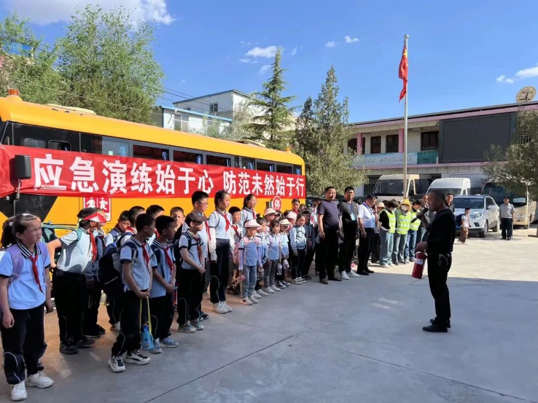 以“演練”促防范 讓安全伴我行 —城關區白道坪學校2024年春季學期校車應急逃生演練 以“演練”促防范 讓安全伴我行 —城關區白道坪學校2024年春季學期校車應急逃生演練