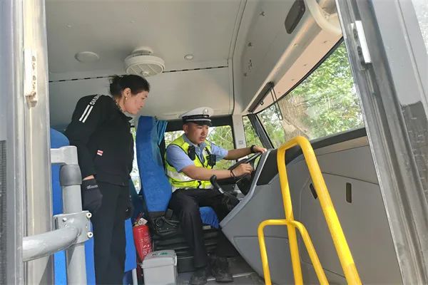 阿勒泰市公安局交警大隊(duì)強(qiáng)化校車安全“大檢查”，擰緊校車出行“安全閥”
