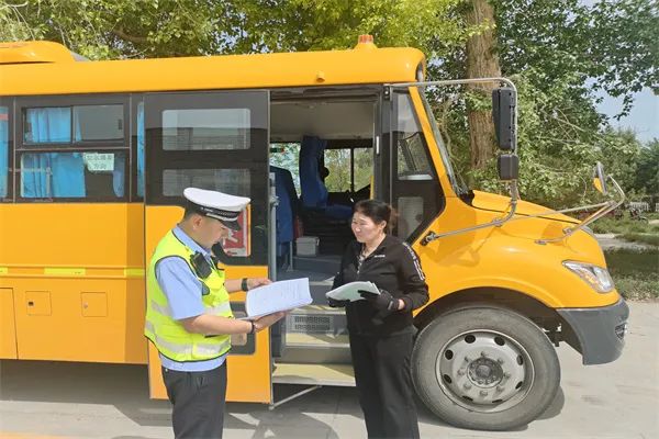 阿勒泰市公安局交警大隊(duì)強(qiáng)化校車安全“大檢查”，擰緊校車出行“安全閥”