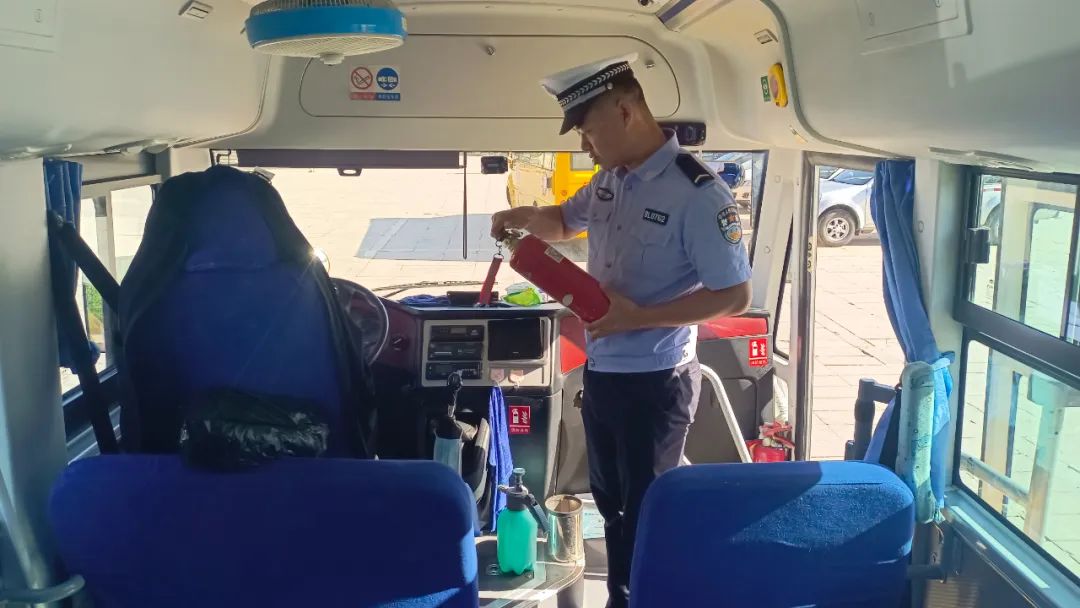 護(hù)航學(xué)子路，嚴(yán)查校車安全行——博樂公安交警持續(xù)開展校車安全大檢查