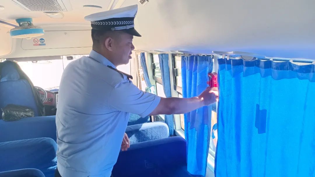 護(hù)航學(xué)子路，嚴(yán)查校車安全行——博樂公安交警持續(xù)開展校車安全大檢查