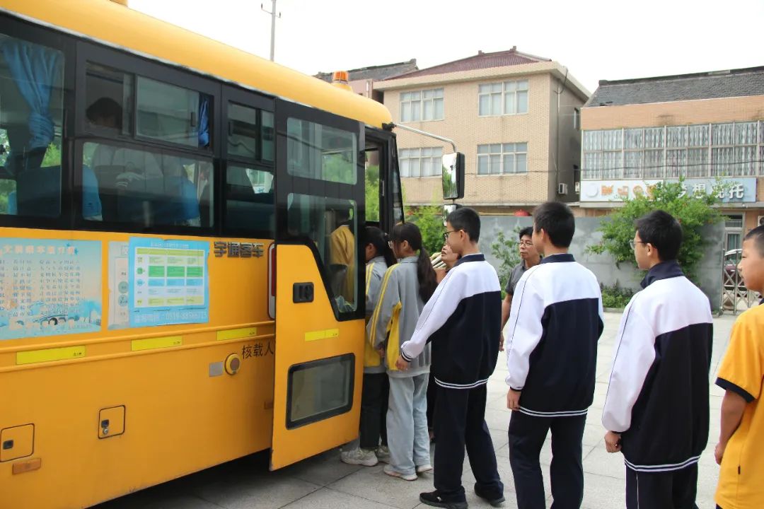 校車應(yīng)急演練 筑牢安全防線——孟河中學(xué)開展校車安全應(yīng)急逃生演練活動(dòng)