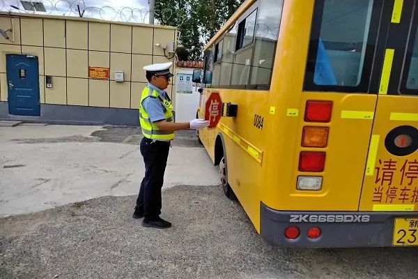 吉木乃縣公安局交警大隊持續開展校車安全大檢查