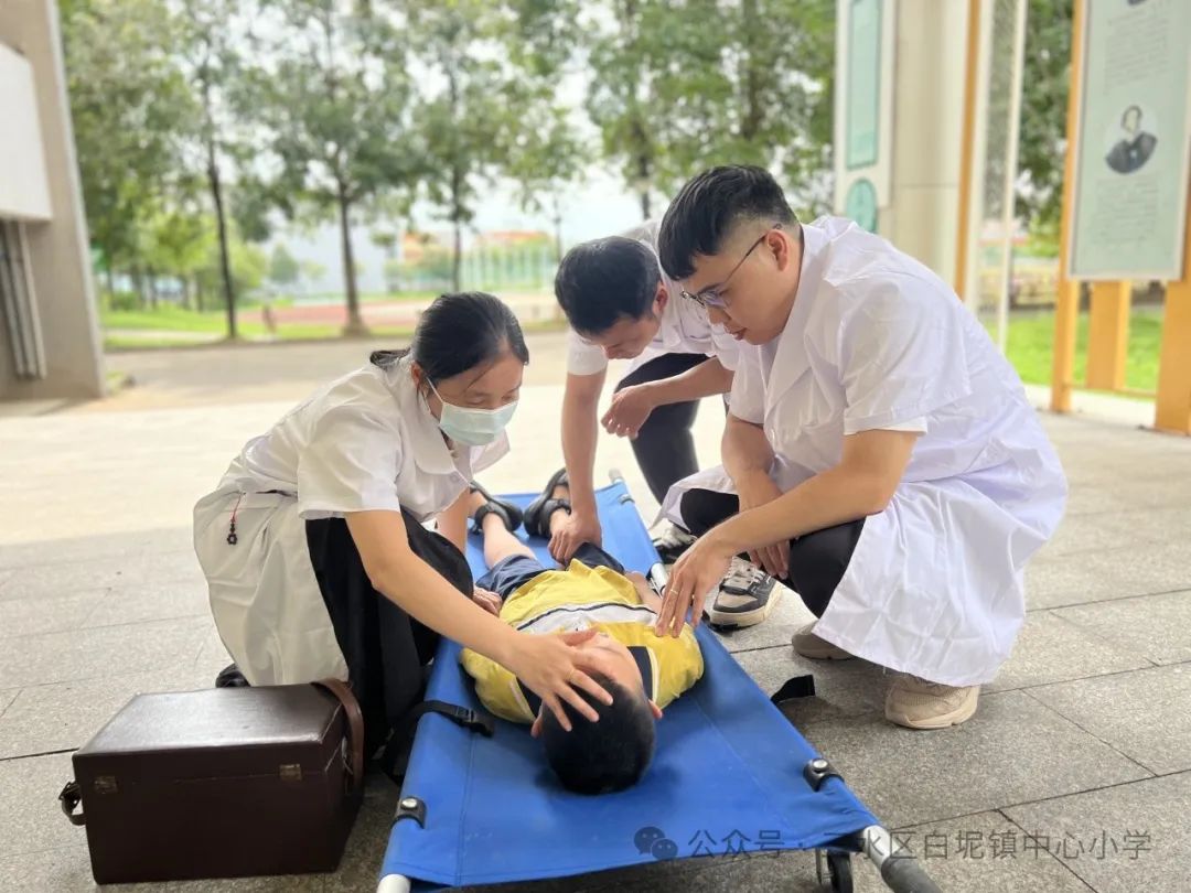 應(yīng)急演練始于心，防范未然始于行——白坭鎮(zhèn)中心小學(xué)開(kāi)展校車(chē)安全逃生及防暴演練活動(dòng)