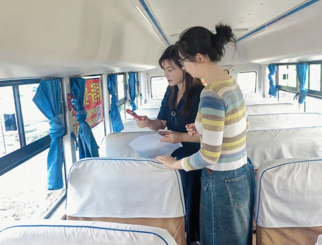 新區(qū)六?！ぐ踩?平安校車 為愛護(hù)航——哈爾濱新區(qū)第六學(xué)校開展校車安全檢查活動