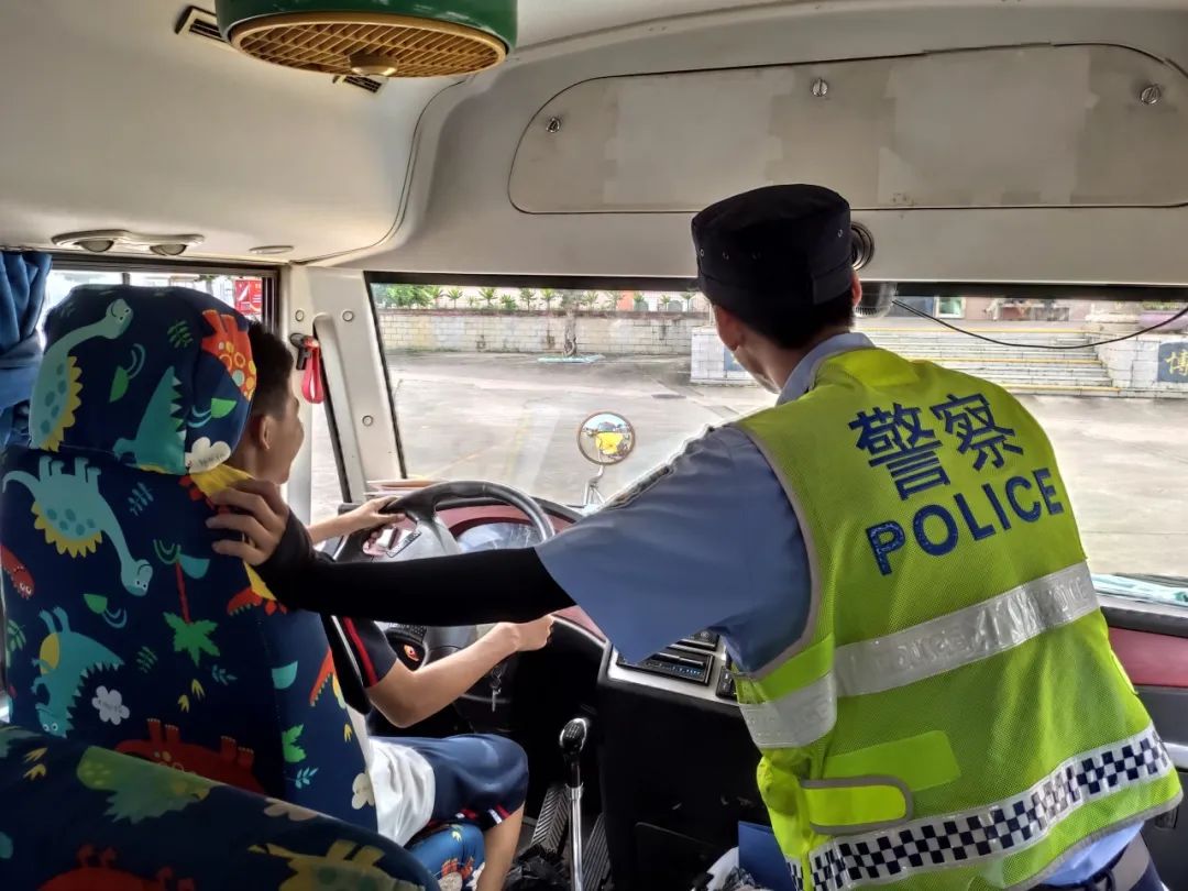 狠抓校車(chē)安全 構(gòu)建平安校園——華特雅學(xué)校開(kāi)展校車(chē)安全逃生疏散演練系列活動(dòng)