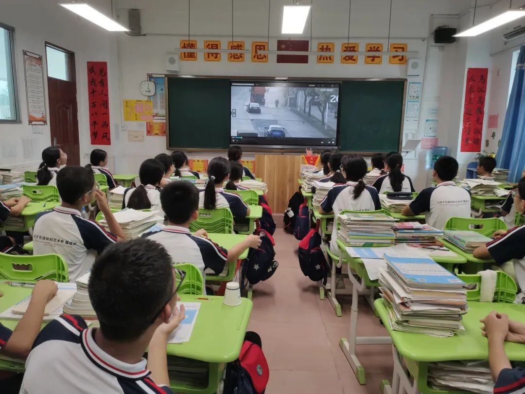 狠抓校車(chē)安全 構(gòu)建平安校園——華特雅學(xué)校開(kāi)展校車(chē)安全逃生疏散演練系列活動(dòng)