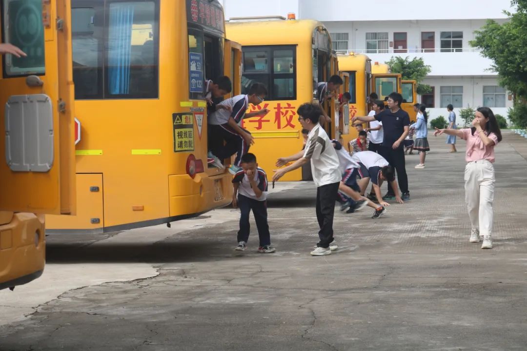 狠抓校車(chē)安全 構(gòu)建平安校園——華特雅學(xué)校開(kāi)展校車(chē)安全逃生疏散演練系列活動(dòng)