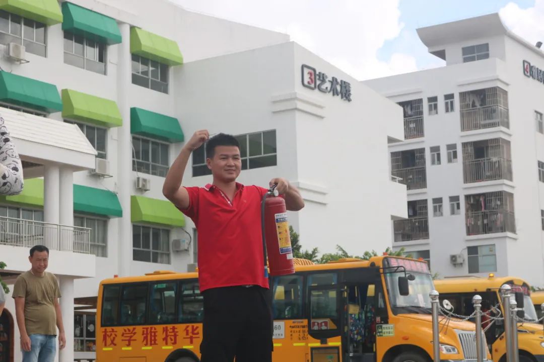 狠抓校車(chē)安全 構(gòu)建平安校園——華特雅學(xué)校開(kāi)展校車(chē)安全逃生疏散演練系列活動(dòng)