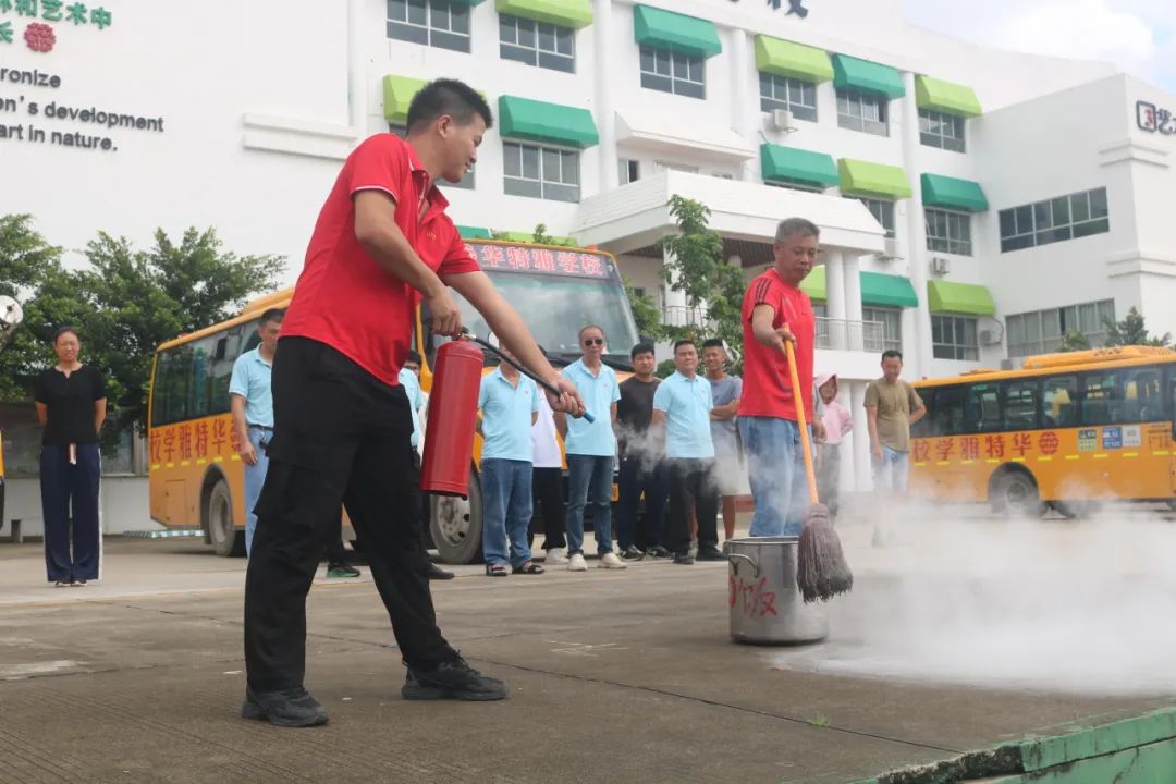 狠抓校車(chē)安全 構(gòu)建平安校園——華特雅學(xué)校開(kāi)展校車(chē)安全逃生疏散演練系列活動(dòng)