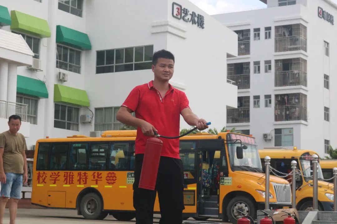 狠抓校車(chē)安全 構(gòu)建平安校園——華特雅學(xué)校開(kāi)展校車(chē)安全逃生疏散演練系列活動(dòng)