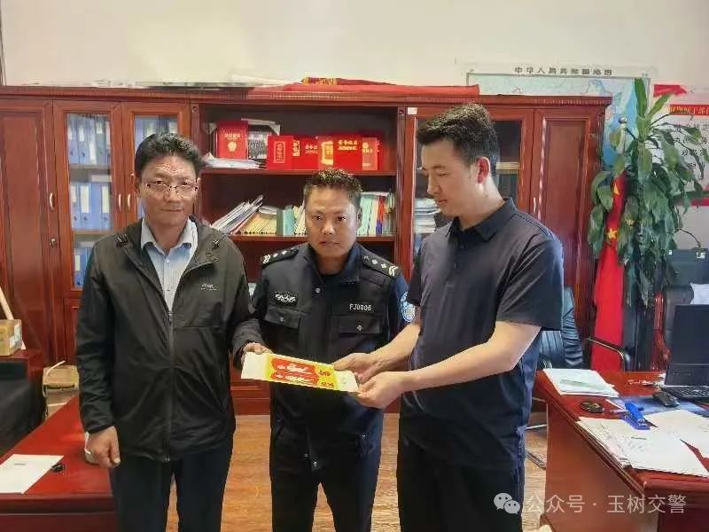 玉樹州公安局交警支隊“強部署 嚴把關”完成全州校車標牌核發工作 圖片