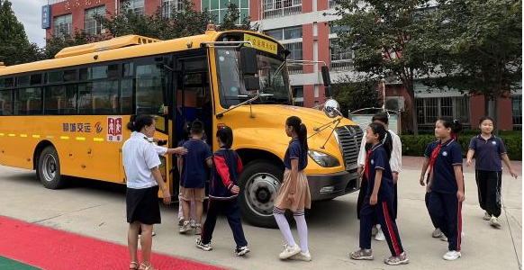 以演筑“防”,安全“童”行——高唐縣第二實(shí)驗(yàn)小學(xué)開(kāi)展校車突發(fā)事件應(yīng)急演練 圖片