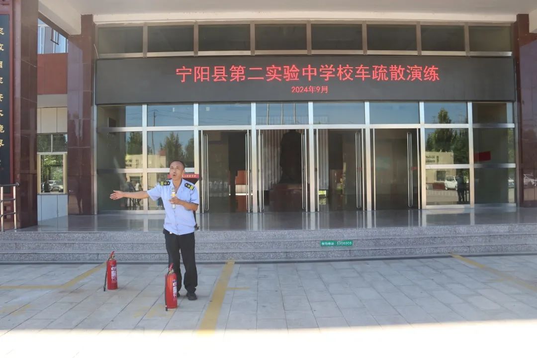 寧陽縣第二實驗中學舉行校車安全應急疏散演練/ 圖片
