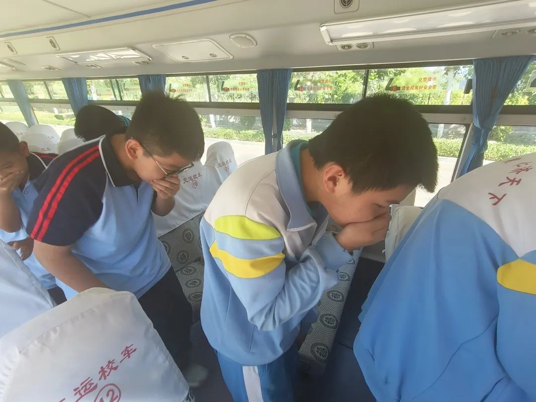 寧陽縣第二實驗中學舉行校車安全應急疏散演練/ 圖片