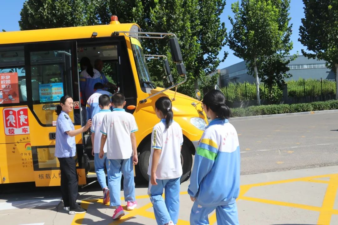 寧陽縣第二實驗中學舉行校車安全應急疏散演練/ 圖片