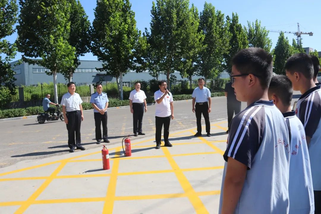 寧陽縣第二實驗中學舉行校車安全應急疏散演練/ 圖片