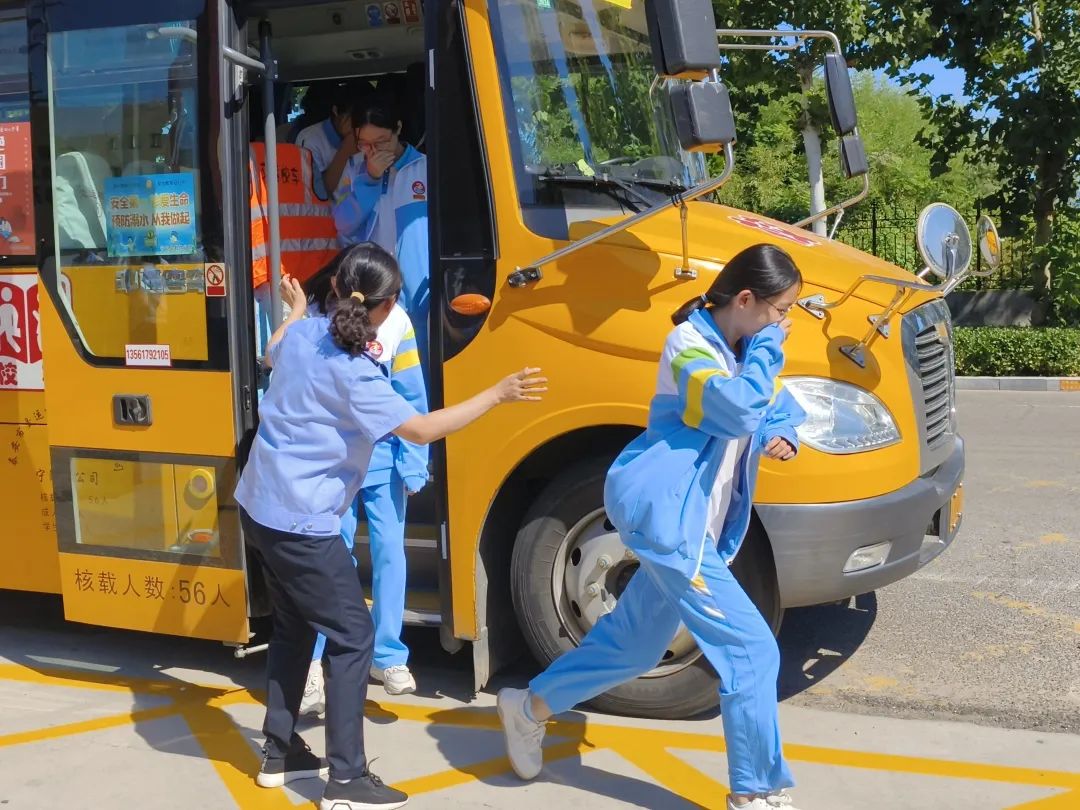 寧陽縣第二實驗中學舉行校車安全應急疏散演練/ 圖片