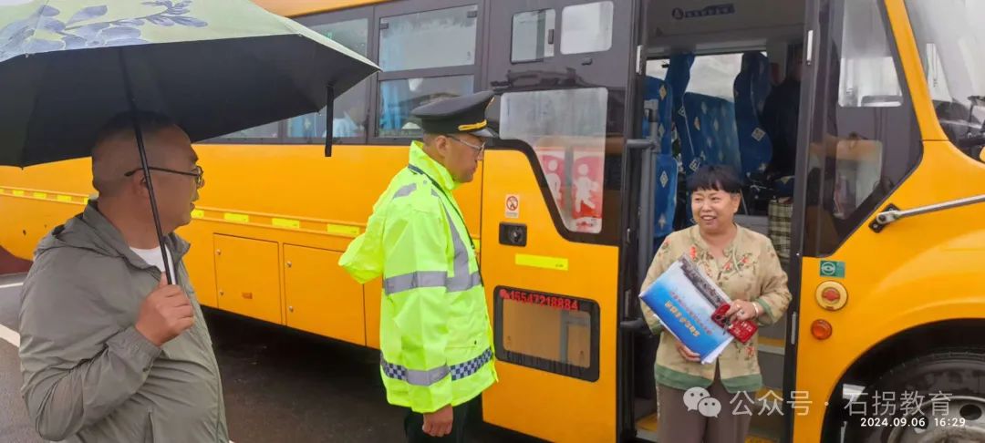 石拐區(qū)教育局聯(lián)合交管、運政等部門開展新學(xué)期校車安全檢查行動 圖片