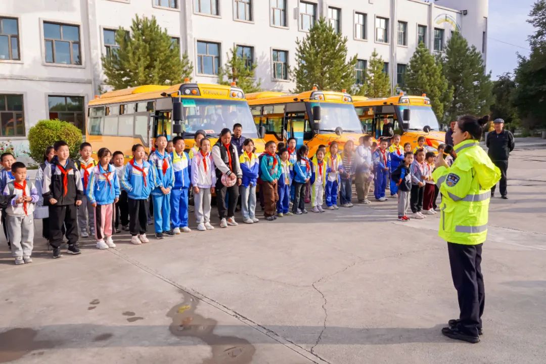 昌吉市七輛“大鼻子”專用校車全新亮相,開啟護(hù)娃模式 圖片