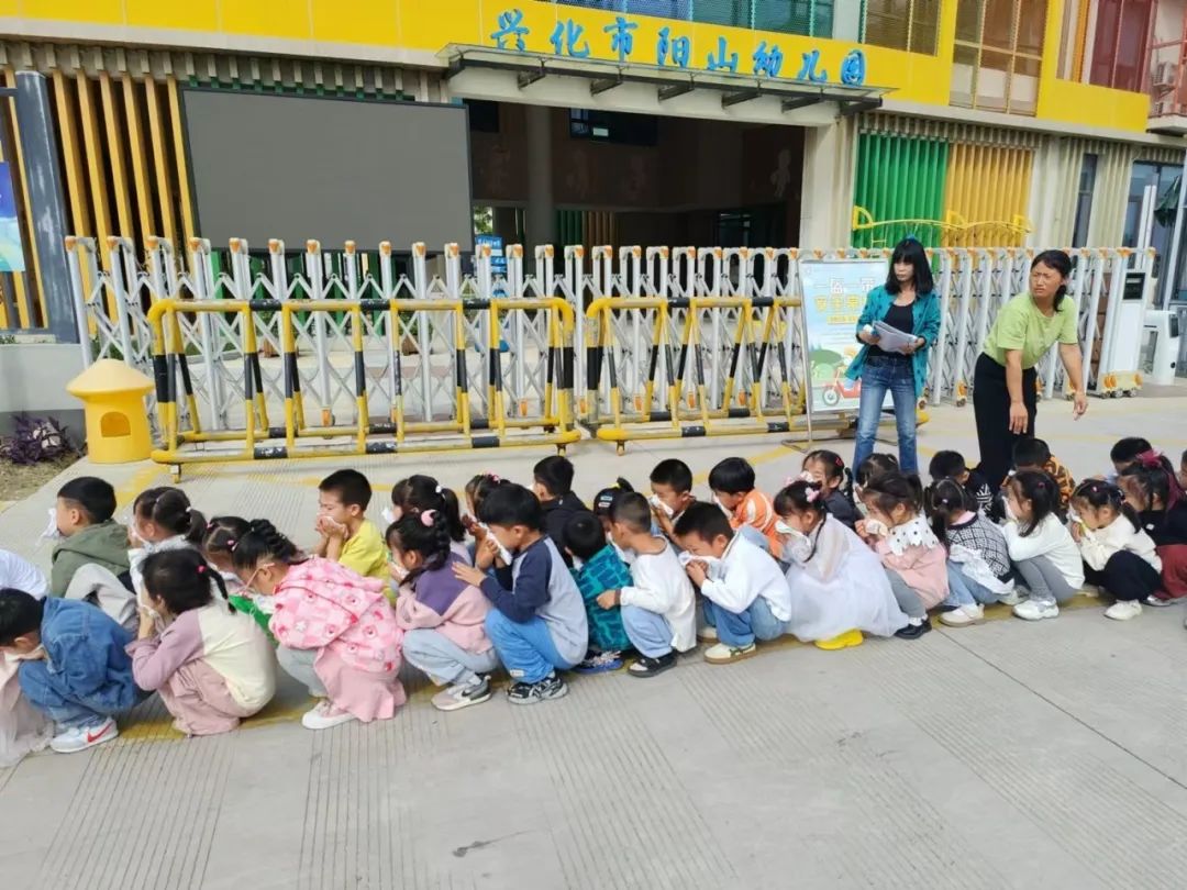 以練筑防 安全啟航 | 興化市陽山幼兒園校車安全應急疏散演練 圖片